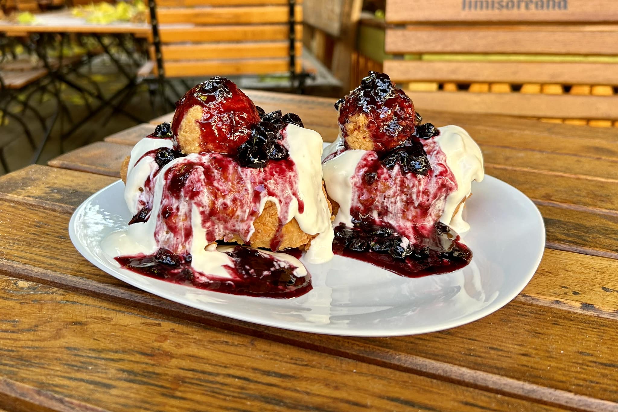 Papanași cu smântână și dulceață